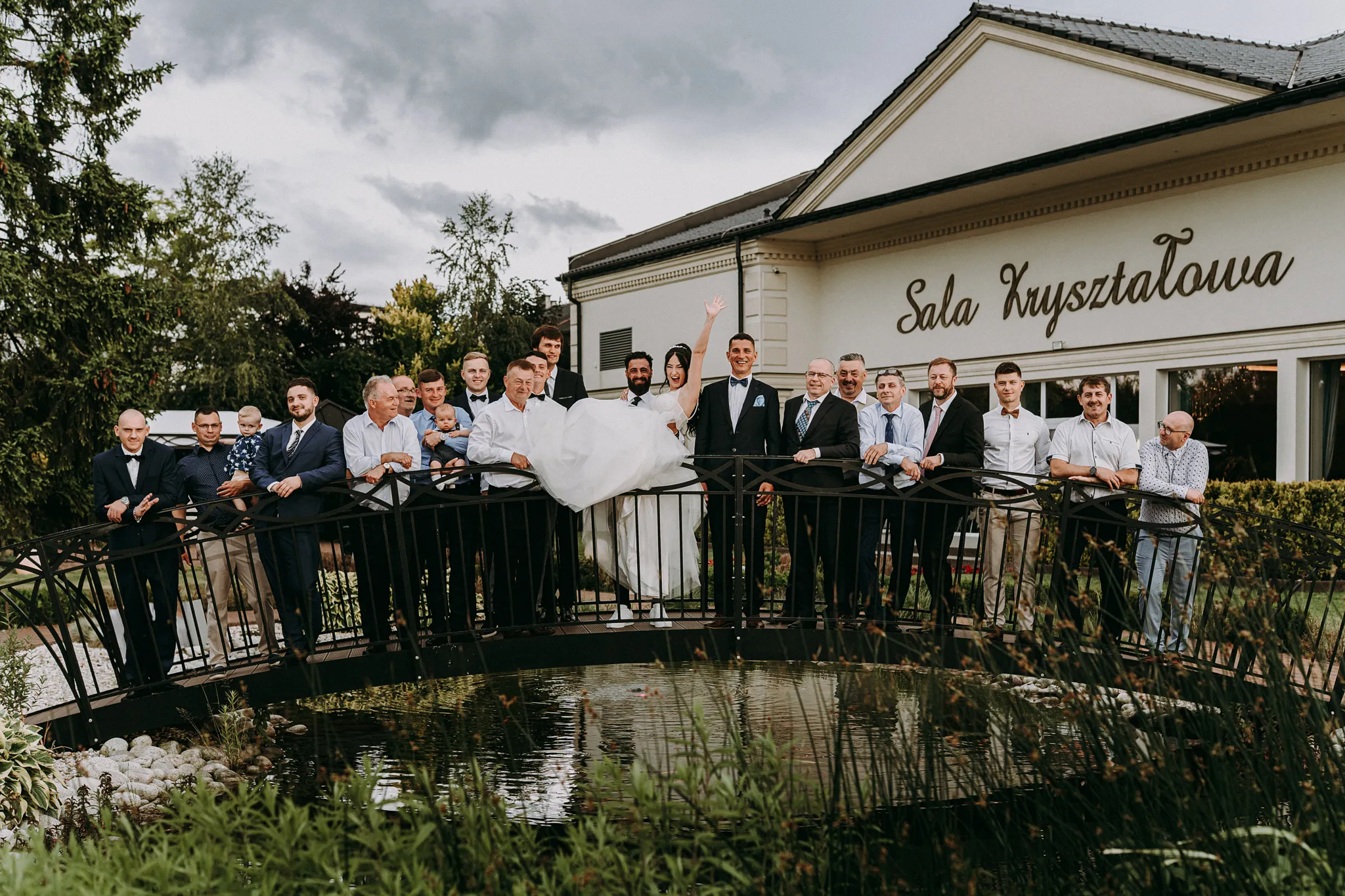 zlubne zdjecie grupowe podczas przyjecia w sali eureka w czechowicach